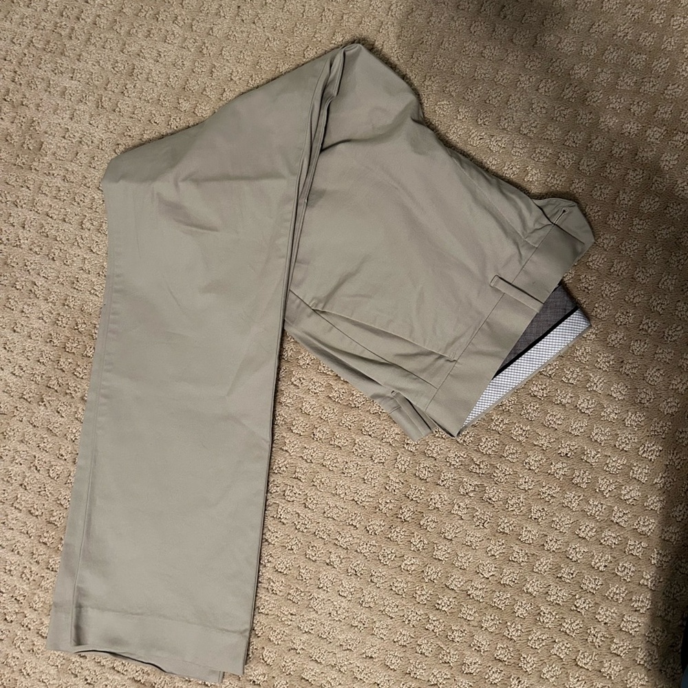 Murano khaki pants. 32x32. Great condition